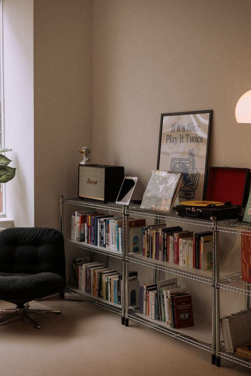 Bücher, Platten und Plattenspieler im Regal